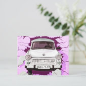 Trabant-auto en roze/Lila Berlijnse muur Briefkaart (Staand voorkant)