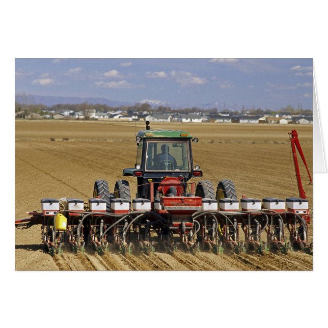Tractor die een maiszaaimachine trekt. (Voorkant Horizontaal)