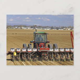 Tractor die een maiszaaimachine trekt. briefkaart