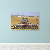Tractor die een maiszaaimachine trekt. canvas afdruk (Insitu (Houten vloer))