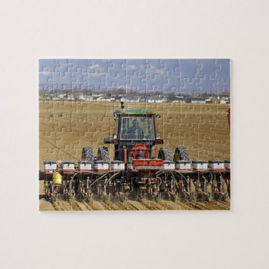 Tractor die een maiszaaimachine trekt. legpuzzel (Horizontaal)