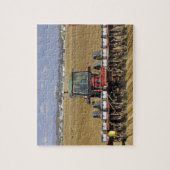 Tractor die een maiszaaimachine trekt. legpuzzel (Verticaal)