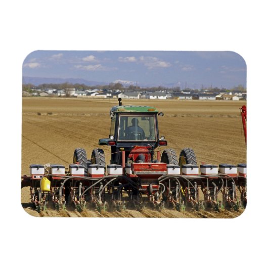 Tractor die een maiszaaimachine trekt. magneet (Horizontaal)