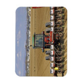 Tractor die een maiszaaimachine trekt. magneet (Verticaal)