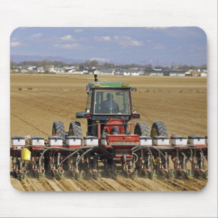 Tractor die een maiszaaimachine trekt. muismat