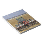 Tractor die een maiszaaimachine trekt. notitieblok (Schuin)