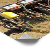 Tractor die een maiszaaimachine trekt. poster (Hoek)