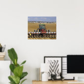 Tractor die een maiszaaimachine trekt. poster (Thuiskantoor)