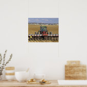 Tractor die een maiszaaimachine trekt. poster (Keuken)