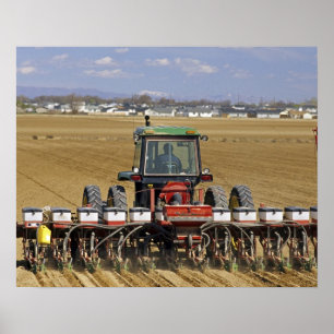 Tractor die een maiszaaimachine trekt. poster