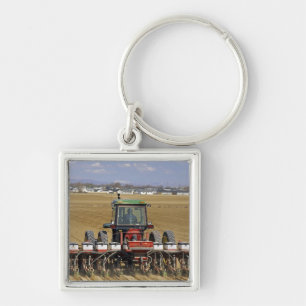 Tractor die een maiszaaimachine trekt. sleutelhanger