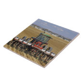 Tractor die een maiszaaimachine trekt. tegeltje (Zijkant)