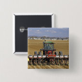 Tractor die een maiszaaimachine trekt. vierkante button 5,1 cm (Voorkant /achterkant)