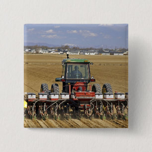Tractor die een maiszaaimachine trekt. vierkante button 5,1 cm