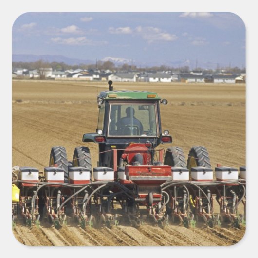 Tractor die een maiszaaimachine trekt. vierkante sticker (Voorkant)