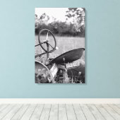 Tractor in gras zwart-wit canvasprint canvas afdruk (Insitu (Houten vloer))