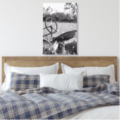 Tractor in gras zwart-wit canvasprint canvas afdruk (Insitu (Slaapkamer))