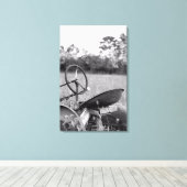 Tractor in Grass Black en White Canvas Print (Insitu (Houten vloer))
