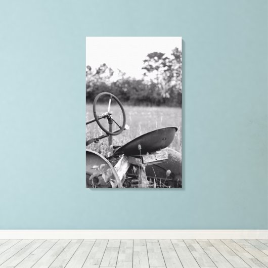 Tractor in Grass Black en White Canvas Print (Insitu (Houten vloer))