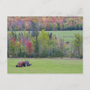 Tractor met hooibaal in groen veld met briefkaart