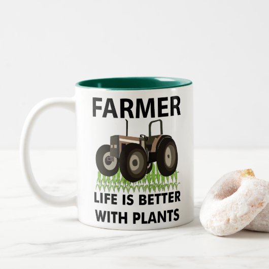 Tractor op het veld boer tweekleurige koffiemok (Met donut)