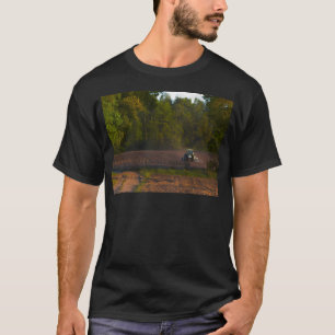 Tractor ploegen landbouwgrond in een prachtig land t-shirt