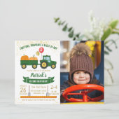 Tractor Pumpkin Herfst Boy Photo Birthday Invitati Kaart (Staand voorkant)