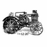 tractor staand fotobeeldje<br><div class="desc">Deze  Advance-Rumely OilPull 12-20 tractor werd bijna 100 jaar geleden in 1919 geadverteerd.</div>