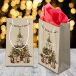 Traditional Merry Christmas Antiek Gold Custom Klein Cadeauzakje<br><div class="desc">Het is een seizoen van groeten en geschenken. Deze kerstcadeauzak,  bewerkbaar met familienaam,  voegt een vleugje klassieke en traditionele warmte toe aan uw kerstcadeaus.</div>