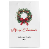 Traditional pine wreath Christmas bag with berries Medium Cadeauzakje (Voorkant)