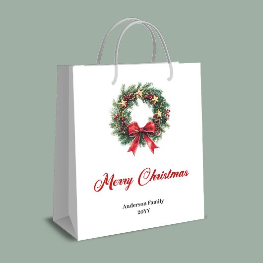 Traditional pine wreath Christmas bag with berries Medium Cadeauzakje
