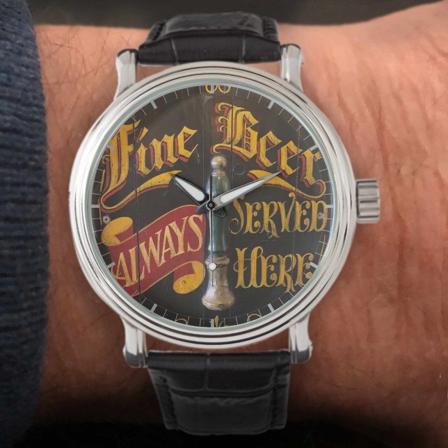 Traditioneel bier van de kroeg. Oud beeld van een  Horloge (Creator heeft geüpload)