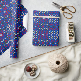 Traditioneel geometrisch pixelpatroon in diepblauw cadeaupapier