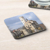 Traditioneel kasteel op Cliff op dag van de troep Bier Onderzetter (Linkerzijde)