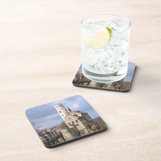 Traditioneel kasteel op Cliff op dag van de troep Bier Onderzetter (Rechterzijde)