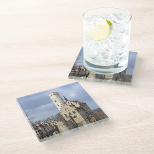 Traditioneel kasteel op Cliff op dag van de troep Glazen Onderzetter