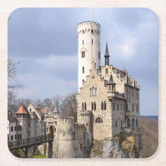 Traditioneel kasteel op Cliff op dag van de troep Kartonnen Onderzetters (Voorkant)