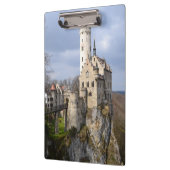 Traditioneel kasteel op Cliff op dag van de troep Klembord (Links)