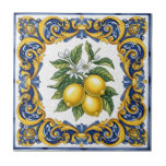 Traditioneel mediterraan majolicacitroen tegeltje<br><div class="desc">Deze traditionele Italiaanse majolica keramische tegel toont een centrale illustratie van een weelderige citroentak zwaar beladen met citrusvruchten en delicate witte bloesems, omlijst door een sierlijke Majolica-stijl rand van gouden krullen tegen een diepe kobaltblauwe achtergrond.</div>
