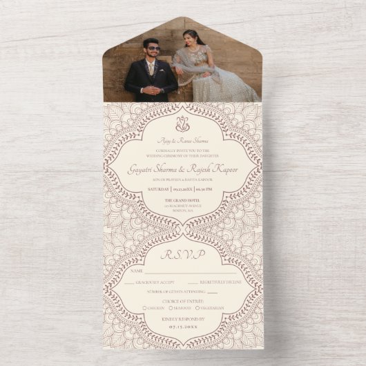 Traditionele beige Mehndi Indische hindu bruiloft All In One Uitnodiging (Binnen)