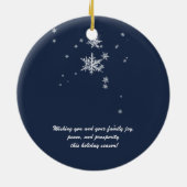 Traditionele besneeuwde winter wonderland hert kar keramisch ornament (Achterkant)