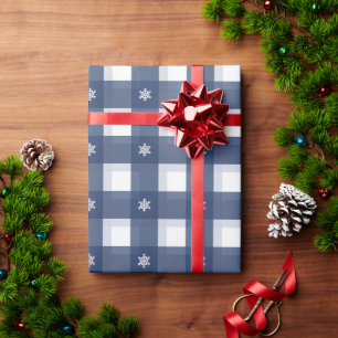 Traditionele blauwe witte gingham-vleksneeuwvlokke cadeaupapier
