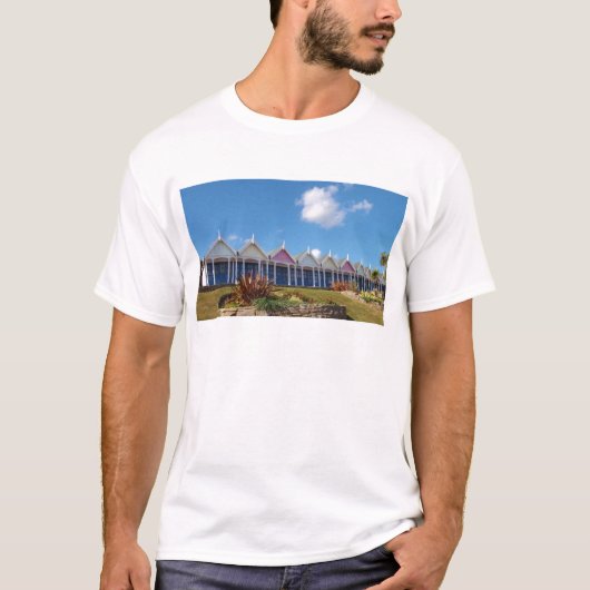 Traditionele Britse strandhuisjes T-shirt (Voorkant)