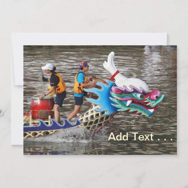 Traditionele drakenboot die de rivier uitvaart (Voorkant)