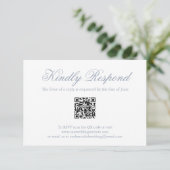 Traditionele Dusty Blue formele QR-code bruiloft RSVP Kaartje (Staand voorkant)