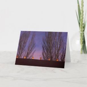 Traditionele farolito's lichten de bebouwing op kaart