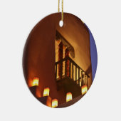 Traditionele farolito's lichten de bebouwing op keramisch ornament (Rechts)