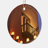 Traditionele farolito's lichten de bebouwing op keramisch ornament (Links)