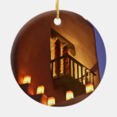 Traditionele farolito's lichten de bebouwing op keramisch ornament (Achterkant)