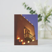 Traditionele farolitos verlichten adobe structuren briefkaart (Staand voorkant)